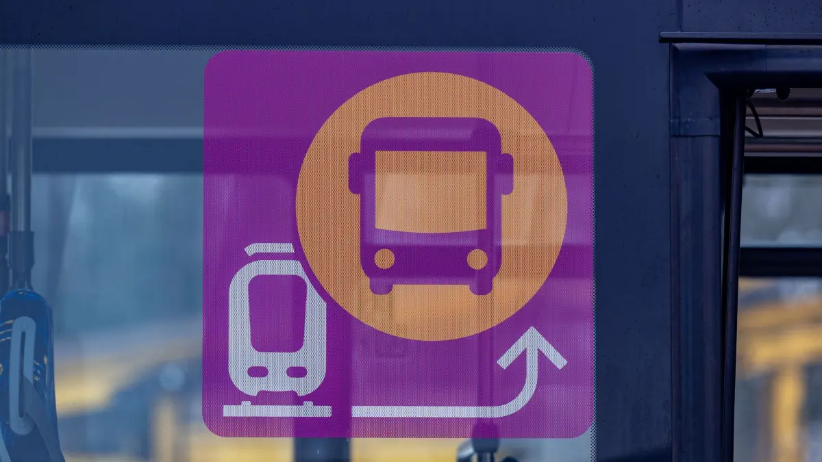 Schienenersatzverkehr: Ein Symbolbild für Schienenersatzverkehr ist an einem Bus angebracht. (zu dpa: «Neue Züge, neue Probleme - Der nächste Fahrplan für Bayern»)