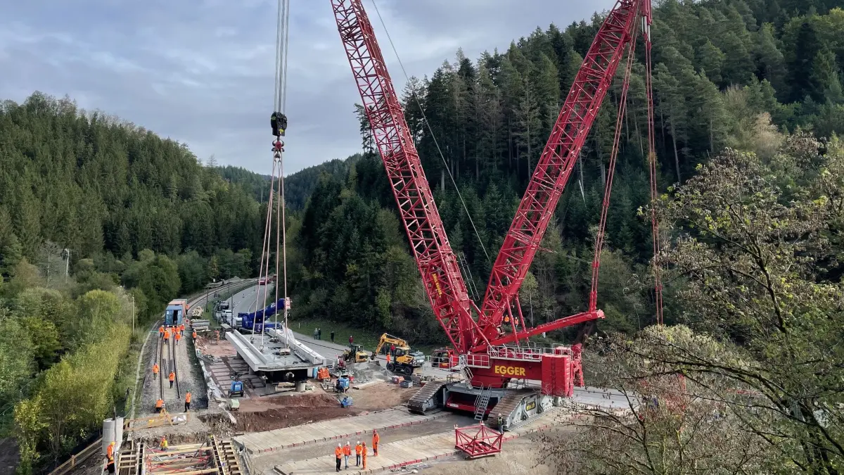 Die einzusetzende Brücke hängt am Kran.