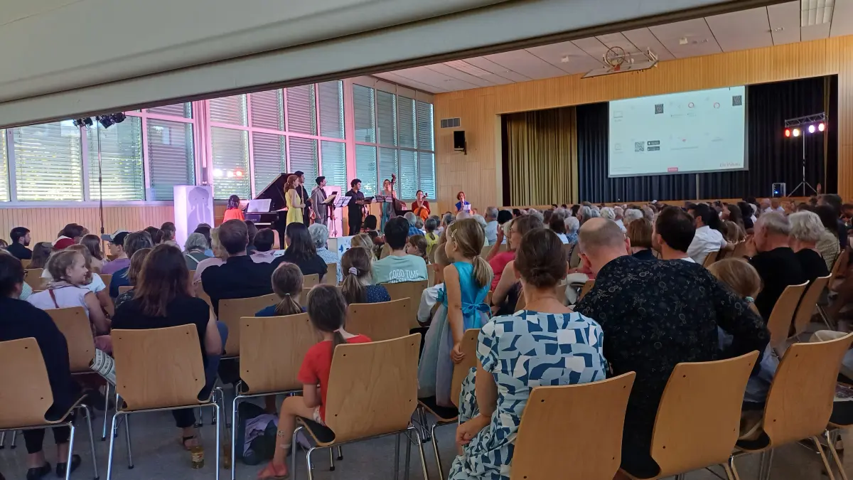 Konzert „Klassik bewegt“ Karneval der Tiere in der Gemeindehalle Binzen mit im Kunstprojekt gefertigten Elefanten an der Bühne