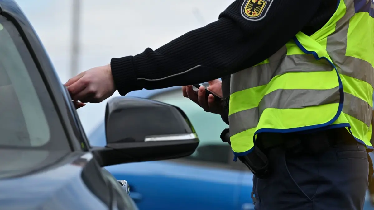 Bundespolizei - Symbolbild: ARCHIV - 17.12.2025, Baden-Württemberg, Kehl: Ein Bundespolizist kontrolliert während eines Foto-Termins mit der Deutschen Presse-Agentur ein Auto an der Grenze zwischen Frankreich und Deutschland. (zu dpa: «Immer weniger illegale Einreisen nach Baden-Württemberg») Foto: Katharina Kausche/dpa +++ dpa-Bildfunk +++