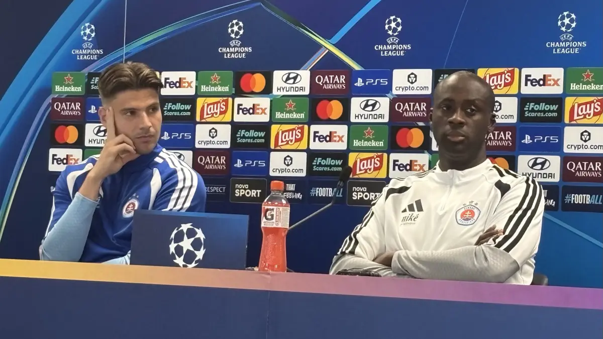 Slovan-Trainer Yaya Toure (rechts) und seinen Keeper Dominik Takacs