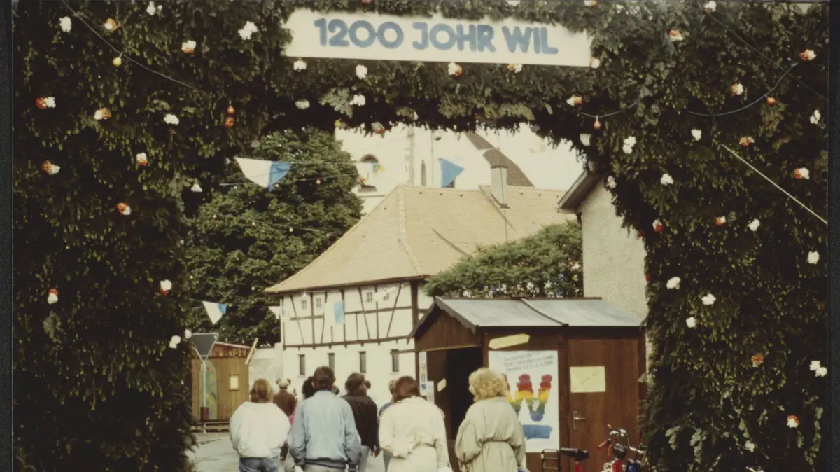 Ein Blumenbogen zierte vor Alt-Weil den Eingang zum Straßenfest, das auf das Jubiläum ausgerichtet war.