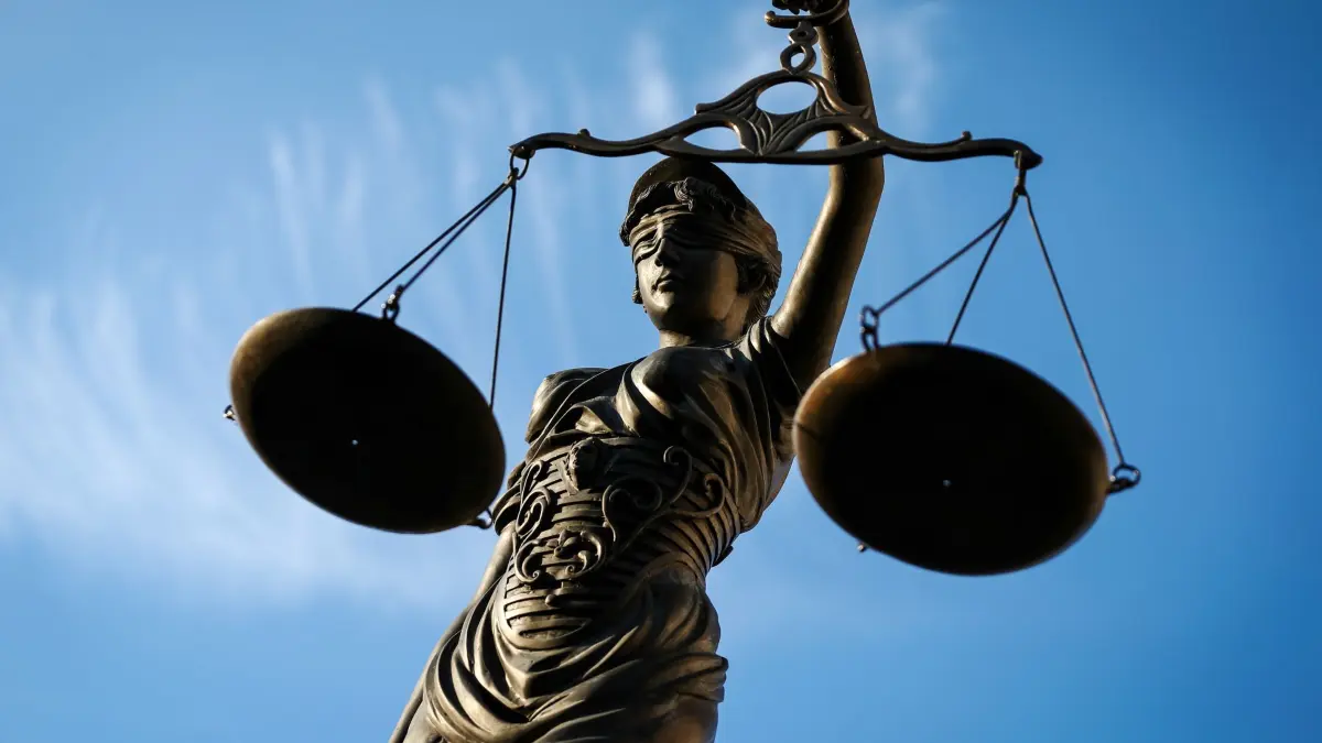 Justizia: Eine Statue der Justitia hält eine Waage in der Hand. (zu dpa: «Freundin getötet? Mann bleibt in Schweden in Haft»)