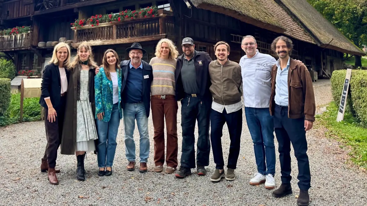 Fünf Protagonisten der Serie „Die Fallers“ nahmen an einem Fotoshooting im Vogtsbauernhof teil.