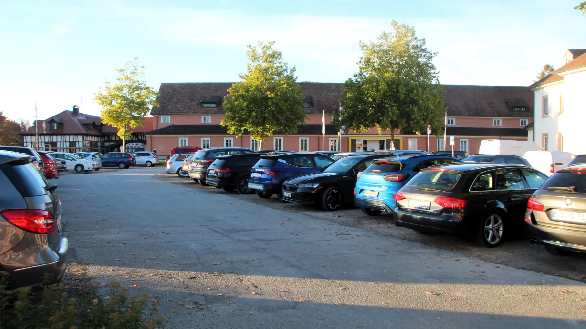 Kostenloses Parken in Bad Dürrheim, auch auf dem Großraumparkplatz Stadtmitte, gibt es bald nicht mehr. Wer hier künftig sein Auto abstellen will, muss ab 2027 mindestens einen Euro zahlen.