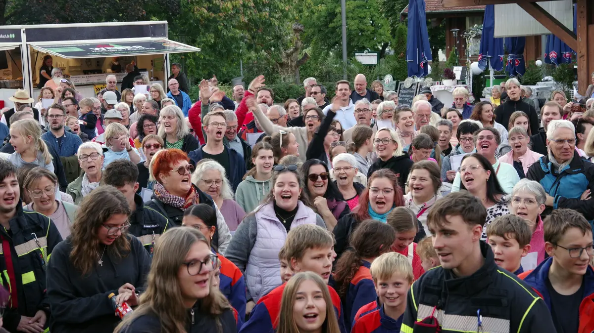Beim gemeinsamen Singen im Seelbacher Klostergarten kamen 552 Sängerinnen und Sänger zusammen, um gemeinsam „Tage wie diese“ von den Toten Hosen zu singen.