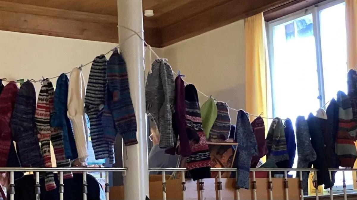 Die Socken, die beim Stricktreff in Freudenstadt zusammengekommen sind, auf einer Leine.