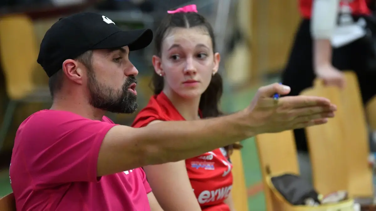 Trainer Artur Solja diskutiert mit Anastasia Baimler.