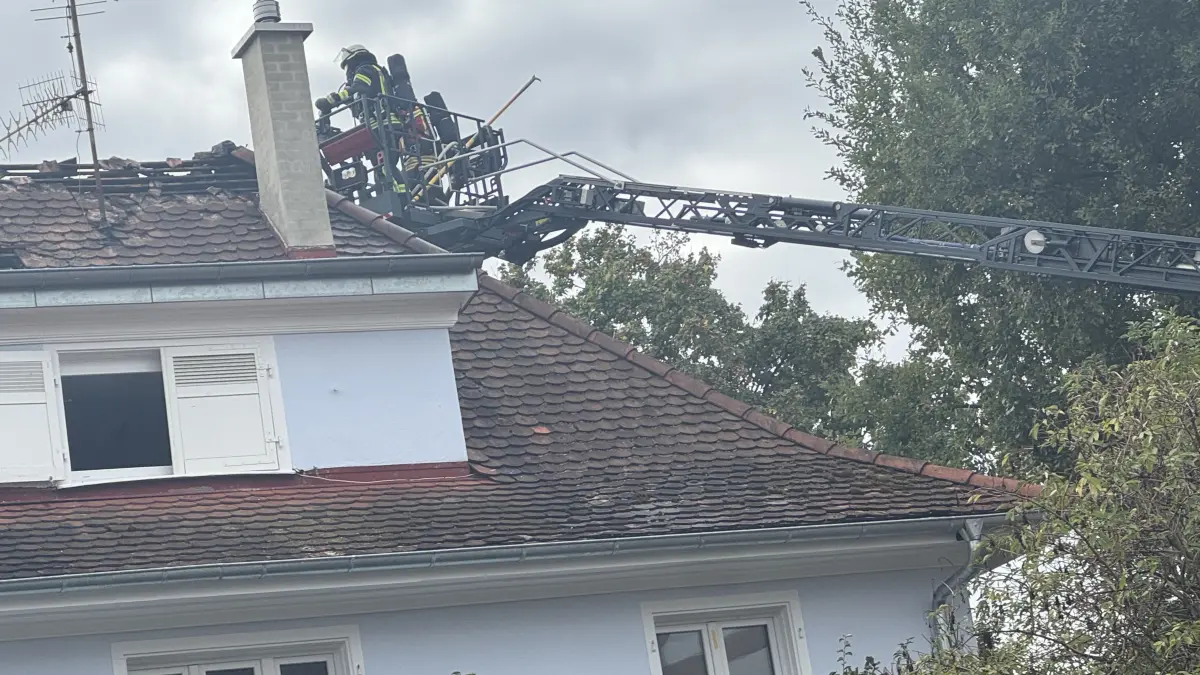 An der Hauptstraße in Weil hat am Dienstag ein Gebäude gebrannt.