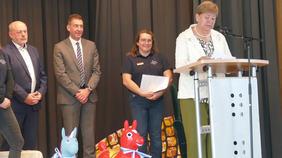 Die Vorsitzende des Krankenverein St. Josef, Ulrike Hug, Kindergartenleiterin Nicole Wetzel, Oberbürgermeister Erik Pauly und Gerhard Feucht bei der Geburtstagsfeier des Kindergartens. Als Geschenk der Stadt erhalten die Kinder zwei rollende Pferde.