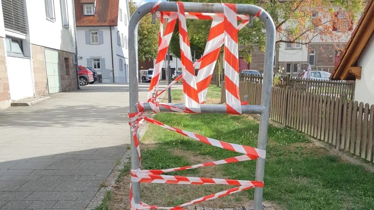Für eine bessere Sichtbarkeit wurde die Halterung, aus der heraus das Verkehrsschild entwendet wurde, vorübergehend mit einem Absperrband verkleidet. Inzwischen wurde das richtige Verkehrsschild wieder angebracht.