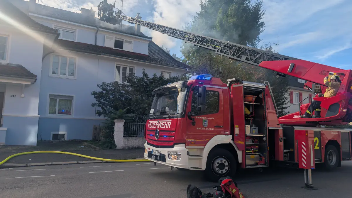 Der Feuerwehreinsatz begann am Dienstagvormittag, mehrere Personen hatten die Feuerwehr alarmiert.