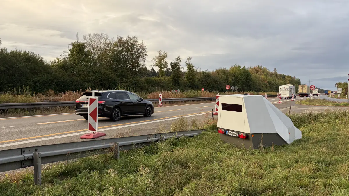 Leicht versteckt hinter der Leitplanke und Baken stand der Blitzer an der Autobahn 81.