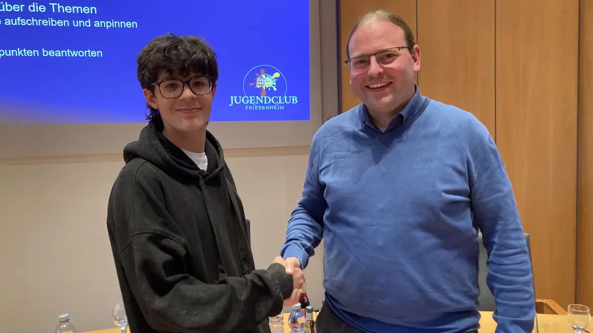 Silas Gießler ist neuer Jugendclubsprecher. Jugendreferent Matthias Morton gratuliert.