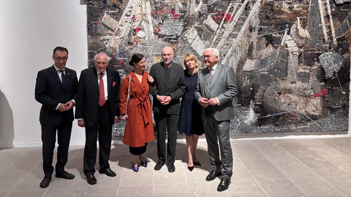 Rundgang in der Kunsthalle Schwäbisch Hall: (v.l.). Cem Özdemir, Reinhold Würth, Flavia Zaka, Anselm Kiefer, Elke Büdenbender, Frank-Walter Steinmeier