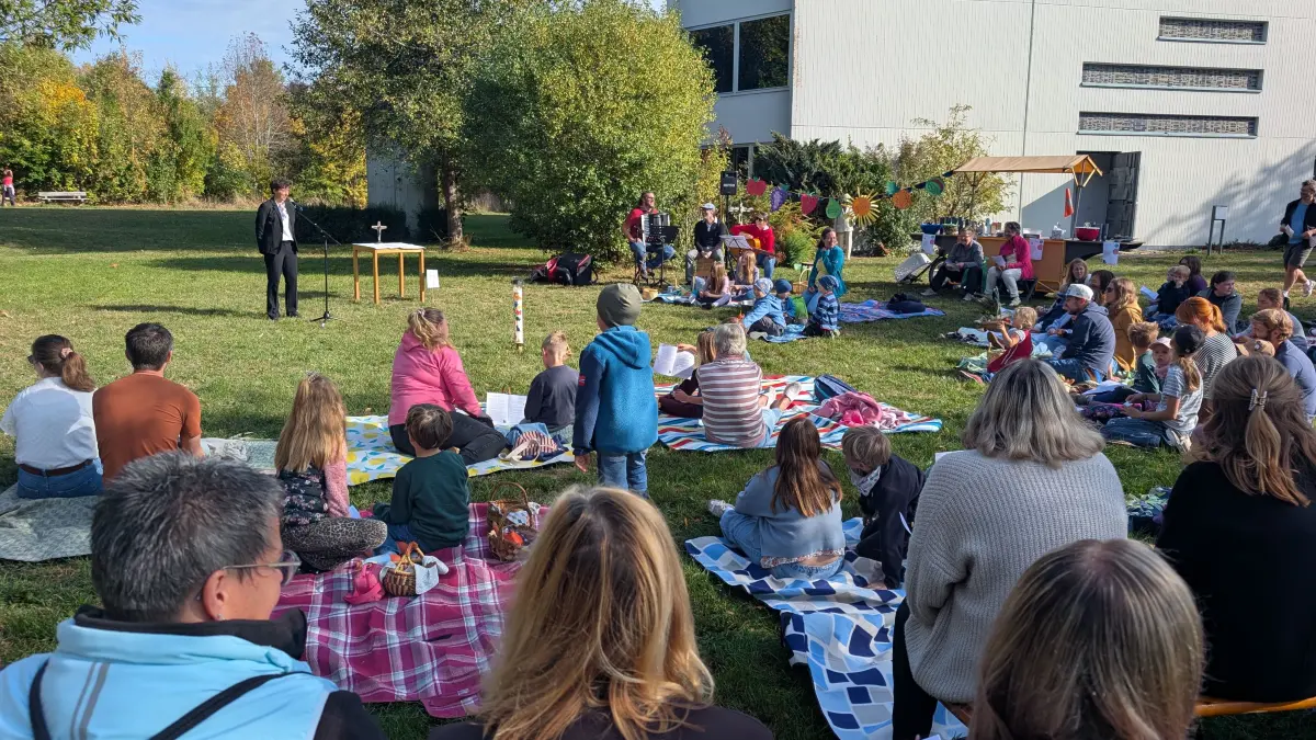 Auf der Pfarrwiese an der St.‑Konradskirche fanden sich zum Erntedank auch zahlreiche Familien zur ökumenischen Picknick-Kirche zusammen. Das Angebot ist speziell für Familien mit Kindern im Kindergarten- und Grundschulalter konzipiert und findet regen Zuspruch.