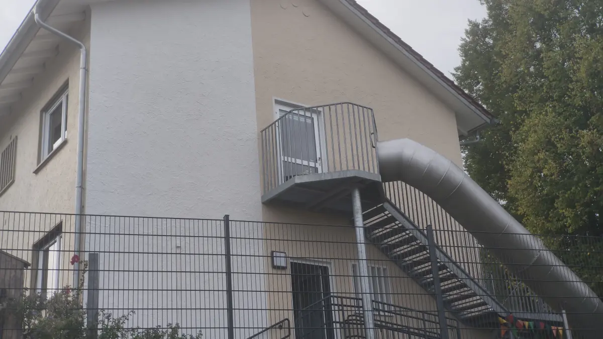 Die Giebelseite gibt es vor. Im kommenden Jahr bekommt der Kindergarten in Weilersbach ein einheitliches Äußeres.