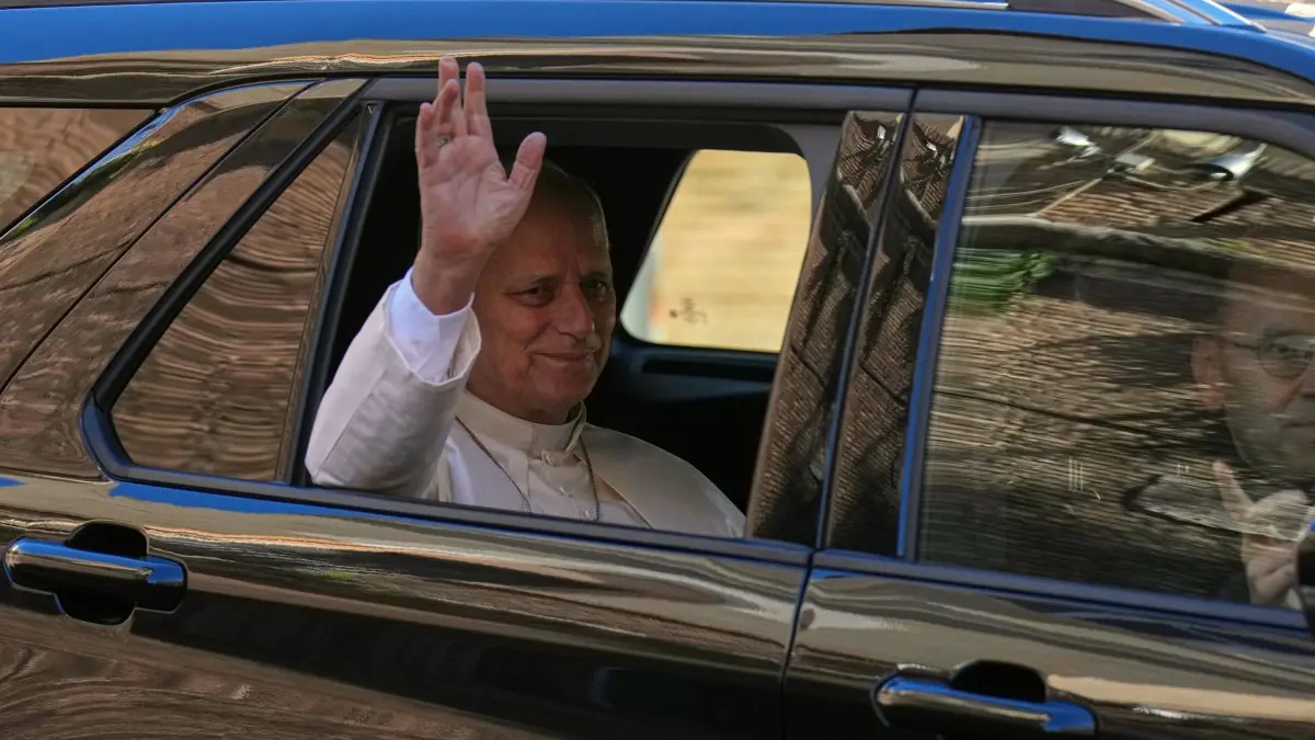 Papst Leo XIV.: Papst Leo XIV. verlässt den Vatikan und begibt sich in die Poliklinik „Agostino Gemelli“ in Rom, wo er voraussichtlich einer Operation zur Entfernung eines Lungenknotens unterzogen wird. (zu dpa: «Papst «erfolgreich» an der Lunge operiert»)