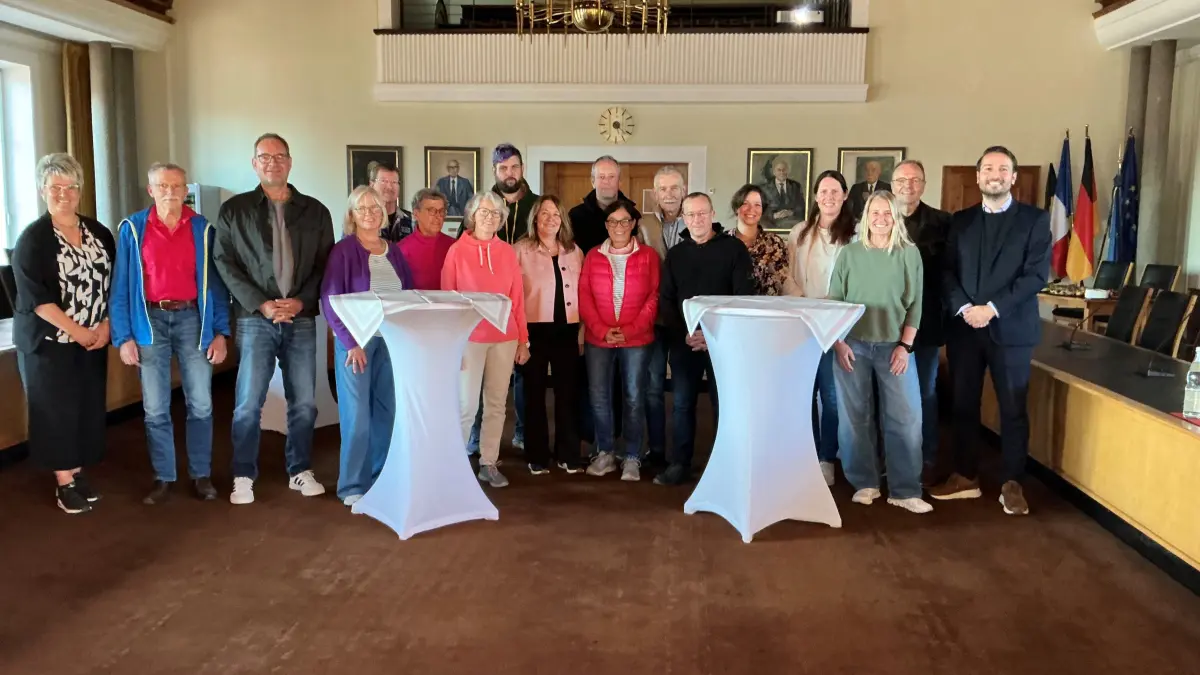 Sie erfolgreichsten Teilnehmer aus Freudenstadt bei der Aktion „Stadtradeln“ zusammen mit Kerstin Harzer (links) und Oberbürgermeister Adrian Sonder (rechts).