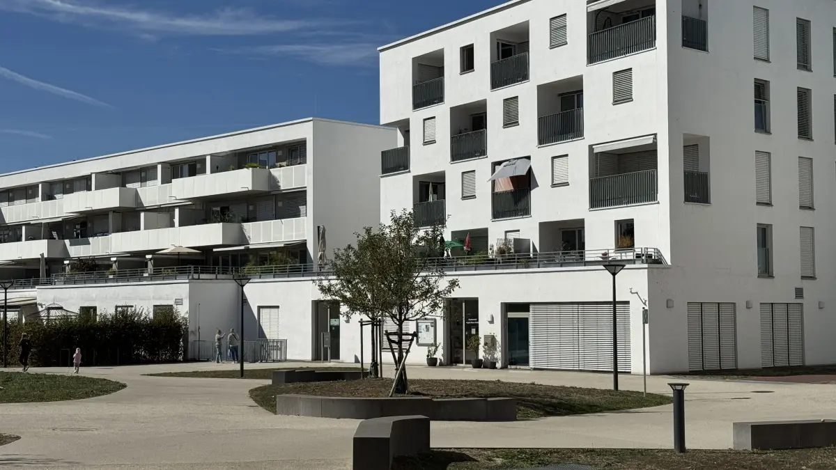Unscheinbar, aber wirksam ist der Quartierstreff - unten hinter den Rolläden - in der August-Bauer-Straße.