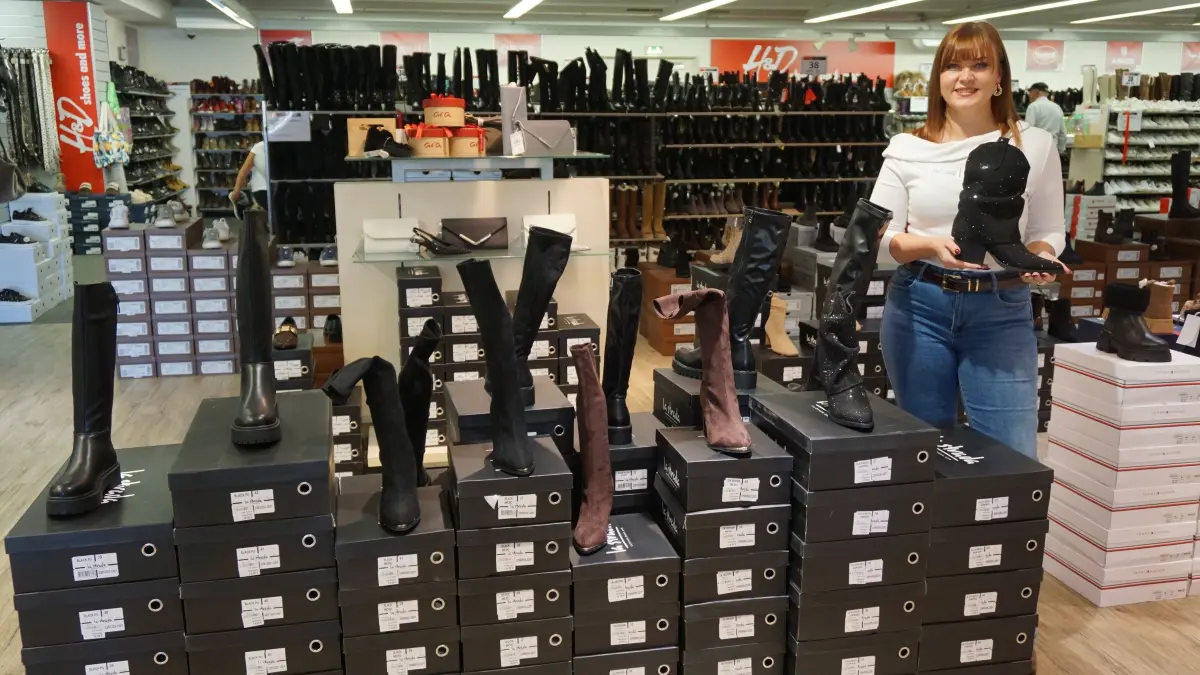 Schuhe so weit das Auge reicht: Filialleiterin Lisa Weber von H&D inStyle freut sich darauf, sie den Kunden präsentieren zu können. 