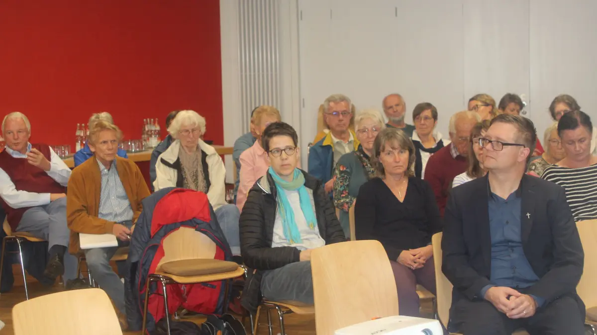 Gut 80 Personen informierten sich am Dienstagabend über die Bewertung der kirchlichen Gebäude.