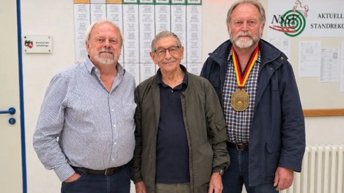 Vertraten die Schramberger Sportschützen erfolgreich bei den Deutschen Meisterschaften in Hannover (von links): Hubert Dold, Günter Meyle, und Berthold Dold mit der Bronzemedaille.