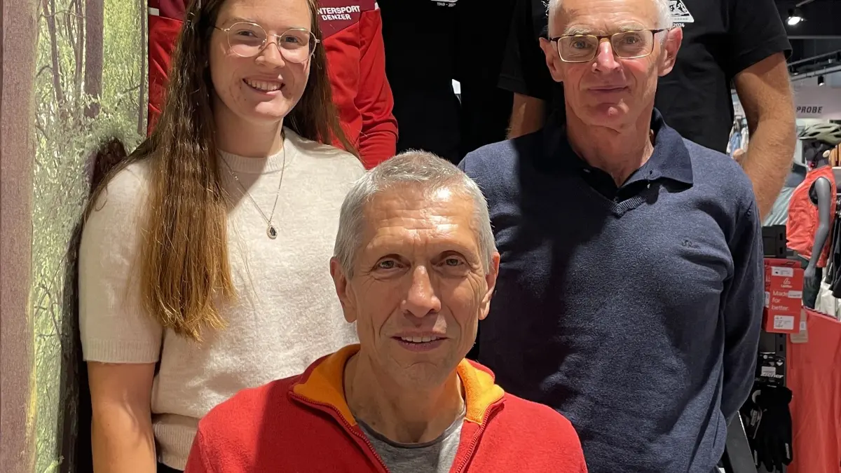 Die erfolgreichen Teilnehmer am Intersport-Denzer-Cup: vorne) Winfried Thurner ; (zweite Reihe links) Flora Kuß und Alois Dotter; (dritte Reihe von links) Jakob Kuß, Leonard, Annika und Thorsten Weiß.