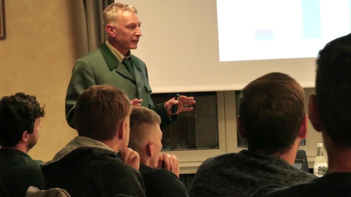 Revierförster Jörg Fehrenbacher informiert den Gemeinderat von Fluorn-Winzeln am 13.10.2026 über die Situation im Gemeindewald.