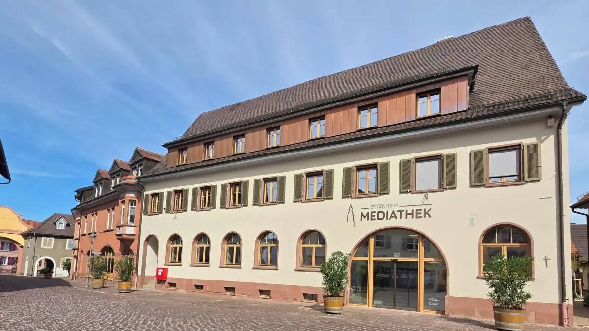 Die Autorin las Schülern in der Ettenheimer Mediathek vor.