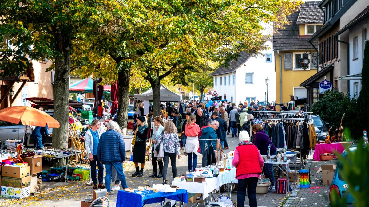 Der Flohmarkt entlang der Hindenburgstraße lockt alle Jahre wieder viele Schnäppchenjäger zur Ruster Kilwi.