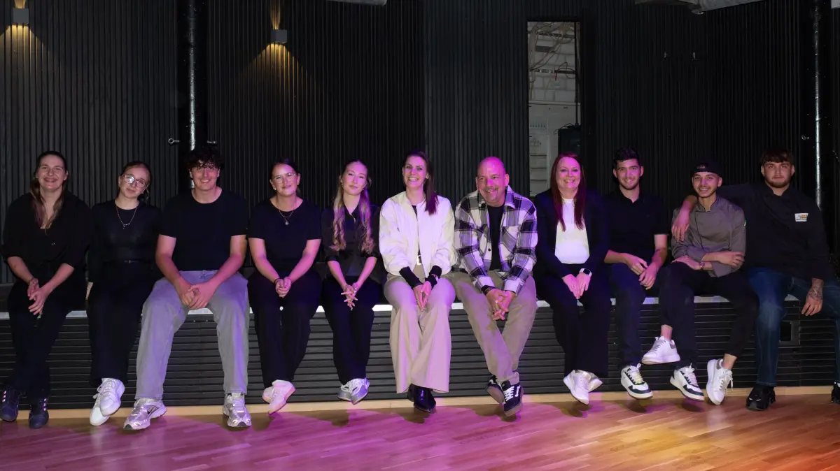 Die Köpfe dahinter: Christian Köster (Mitte, kariertes Hemd), neben ihm Christina Köster und Lena Hebel (links) mit dem Team.