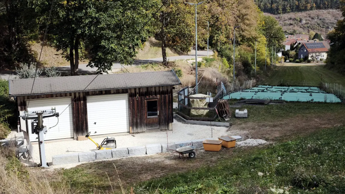 Für die Sanierung des Liftgebäudes erhält der Skiclub 25 Prozent der anfallenden Kosten, derzeit wird die Fläche davor befestigt.