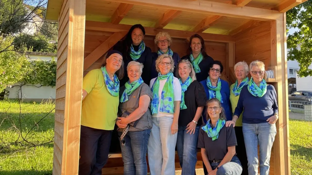 Das Vorstandsteam der Auggener Landfrauen mit ihrer Vorsitzenden Ruth Vogler (Zweite von rechts). Das Foto ist im September 2025 entstanden, bei der Einweihung des neuen Mitfahrerbänkles im Oberdorf.