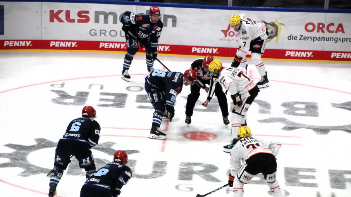 Pünktlich am 18. September konnte der Puck auf dem frisch zubereiteten Eis der Helios-Arena fallen. Die Wild Wings unterlagen allerdings den Löwen Frankfurt mit 0:5.