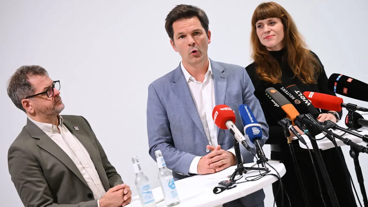 Regierungsbildung nach der Wahl zum Berliner Abgeordnetenhaus: Werner Graf (l-r,Bündnis90/Die Grünen), Spitzenkandidat seiner Partei, Steffen Krach (SPD) Spitzenkandidat seiner Partei, und Kerstin Wolter (Die Linke), Landesvorsitzende, stehen nach Vorgesprächen zur Regierungsbildung im Haus der Statistik. (zu dpa: «Rot-grün-rote Sondierung in Berlin unterbrochen - Und nun?»)