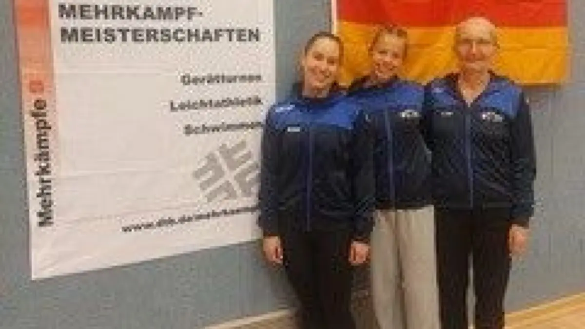 Rabea Stehle und Sarah Bader, begleitet von ihrer Trainerin Margret Hirt, haben die TG Rottweil-Altstadt bei den Deutschen Mehrkampfmeisterschaften stark vertreten.