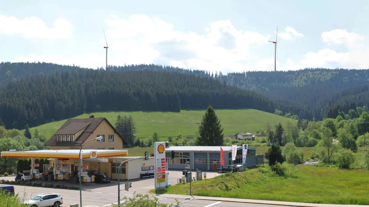 Bei der Vorstellung des Projekts Windkraft Linach 2023 wurde auch diese Visualisierung von Siventis und Badenova vorgestellt, wie die Windräder von Schönenbach aus zu sehen sein werden. Nach Auskunft von Siventis ist diese Visualisierung immer noch aktuell. Der massive optische Eindruck ist für viele Bürger in diesem Bereich der Anlass, sich gegen die Windkraft zu wehren, während andere wieder die alternative Stromerzeugung begrüßen.