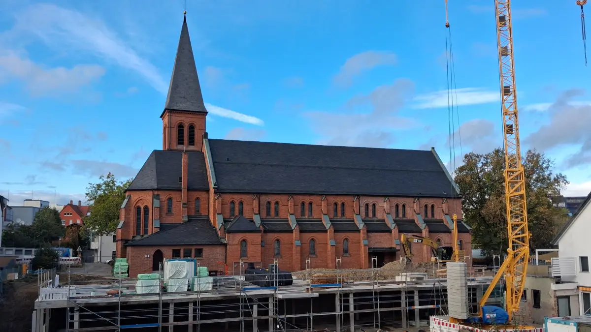 An der Katholischen Kirche St. Franziskus in Schwenningen befindet sich eine Baustelle.