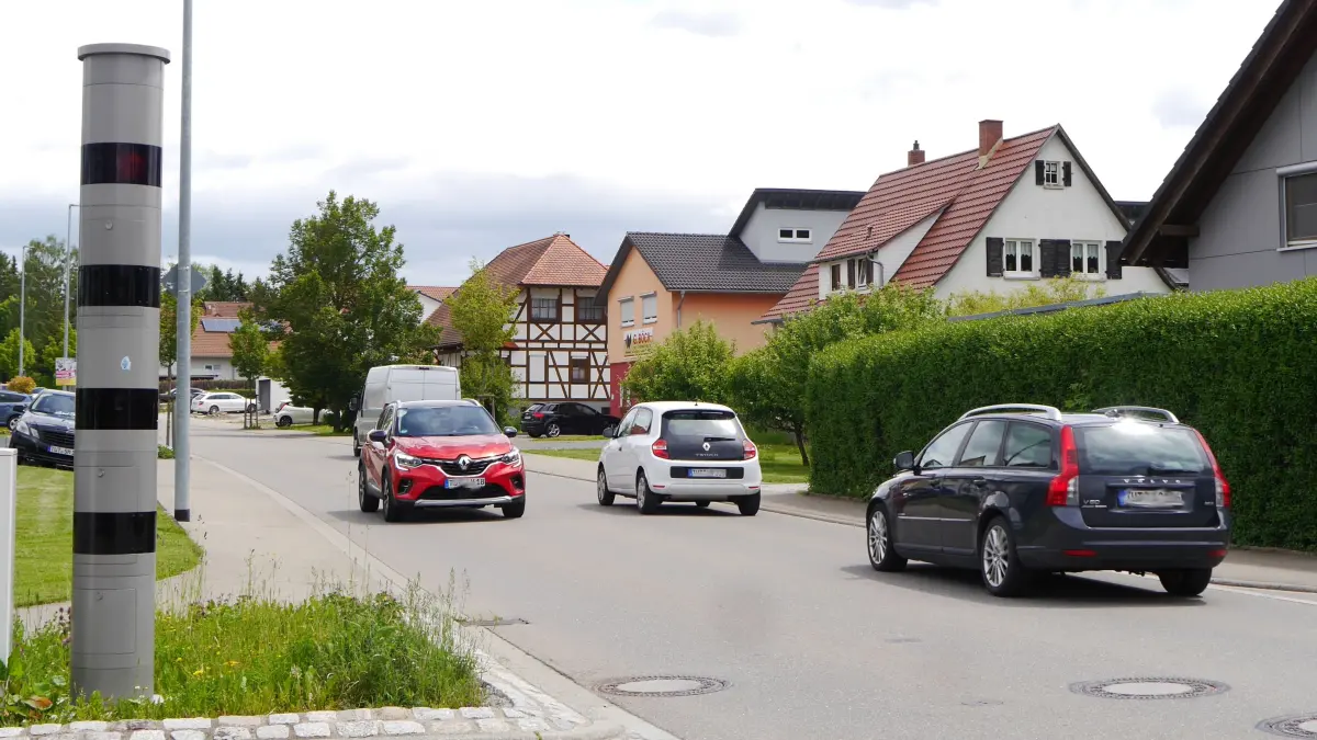 Zunächst wurde von den Bewohnern in der Espachstraße im Trossinger Ortsteil Schure für den Blitzer gekämpft, jetzt sollen die Fahrzeuge beim Abbremsen und Anfahren unnötigen Lärm verursachen. Ortschaftsrat Jürgen Haller, der gleichzeitig sein Ausscheiden aus dem Ortschaftsrat ankündigte, stellte nun einen Antrag auf Rückbau des Blitzers.