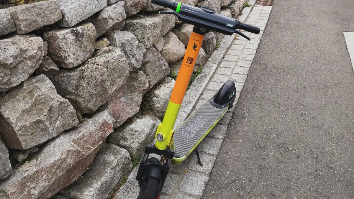 Der Gemeinderat hat mehrheitlich festgestellt, dass die Nutzer von E-Scootern ihre Fahrzeuge, wie beispielsweise in der Wilhelm-Feder-Straße, ordnungsgemäß abstellen.