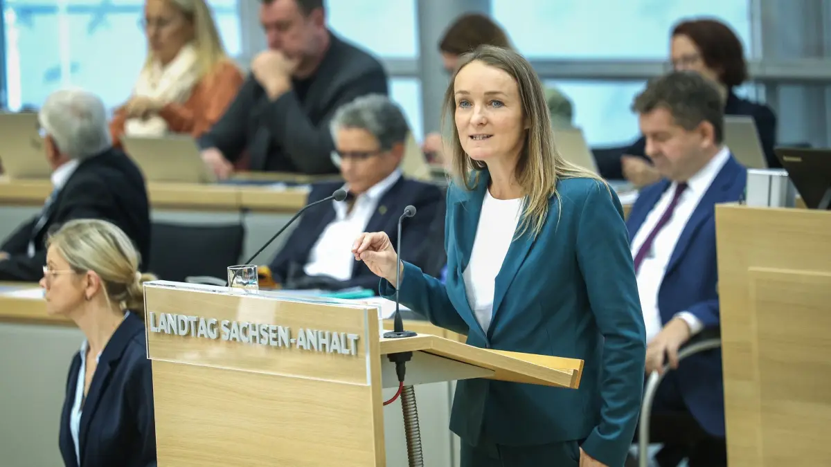 Sondersitzung des Landtags von Sachsen-Anhalt: 14.10.2026, Sachsen-Anhalt, Magdeburg: Claudia Wittig, stellvertretende BSW-Fraktionsvorsitzende im Landtag, spricht während der Sondersitzung des Landtags von Sachsen-Anhalt. Foto: Ronny Hartmann/dpa +++ dpa-Bildfunk +++