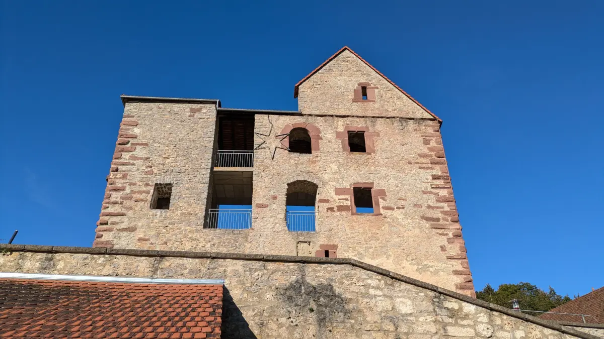 Wahrzeichen im Wandel: Rund um die historische Burgruine Hohendießen entsteht mit Leader-Fördergeldern noch in diesem Jahr ein neuer Begegnungsplatz.