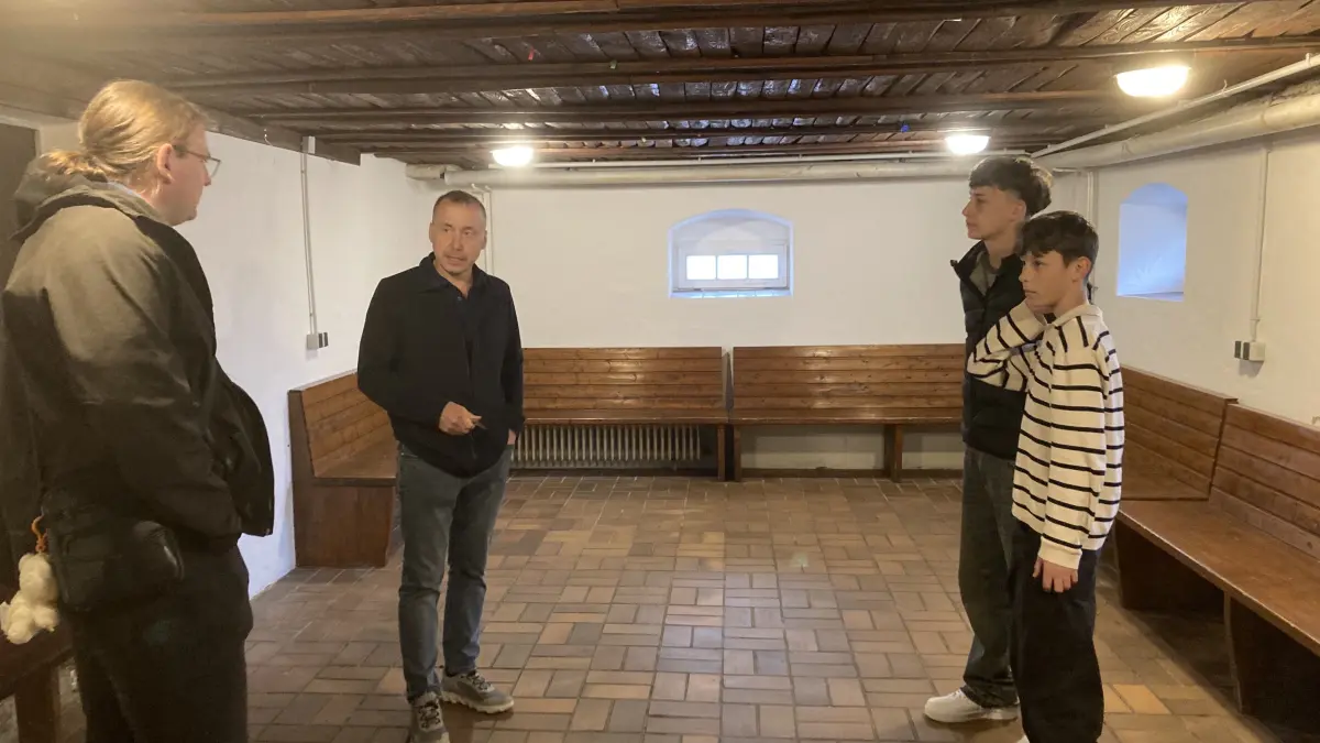 Jugendreferent Matthias Morton und Ortsvorsteher Jürgen Silberer im Rathauskeller mit Jugendlichen
