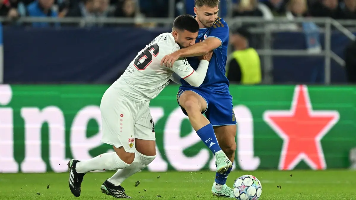 Slovan Bratislava - VfB Stuttgart: 15.10.2026, Slowakei, Bratislava: Fußball, Männer: Champions League, Slovan Bratislava - VfB Stuttgart, Vorrunde, 2. Spieltag, Peter Pokorný (Slovan Bratislava, r) und Deniz Undav (VfB Stuttgart) im Kampf um den Ball. Foto: Martin Baumann/TASR Slovakia/AP/dpa +++ dpa-Bildfunk +++