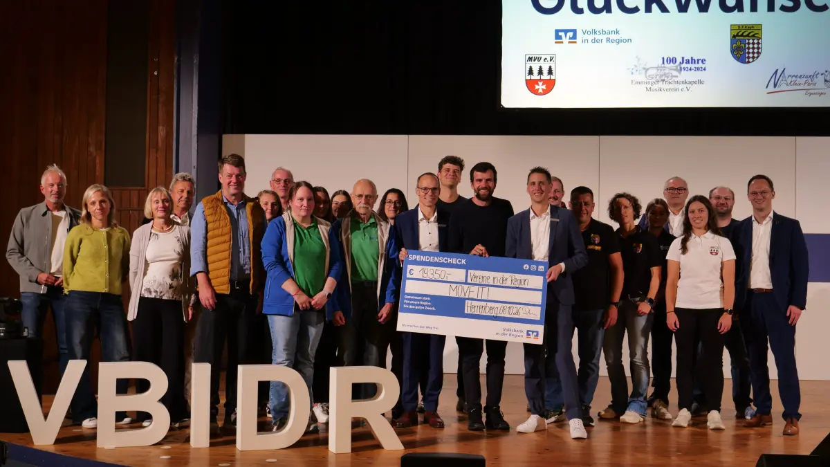 19.350 Euro für Vereine aus der Region: Vertreter der geförderten Vereine nehmen beim MitgliederForum der Volksbank in der Region den symbolischen Spendenscheck entgegen. Mit dabei sind unter anderem Extremsportler Jonas Deichmann, Vertreter der Volksbank, Jürgen Rehm vom Gewinnsparverein Baden-Württemberg und Herrenbergs Oberbürgermeister Nico Reith.