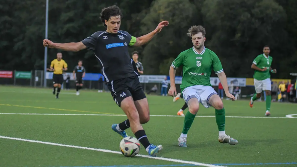 Kapitän Julian Rümmele (am Ball) soll auch im Derby vorangehen.