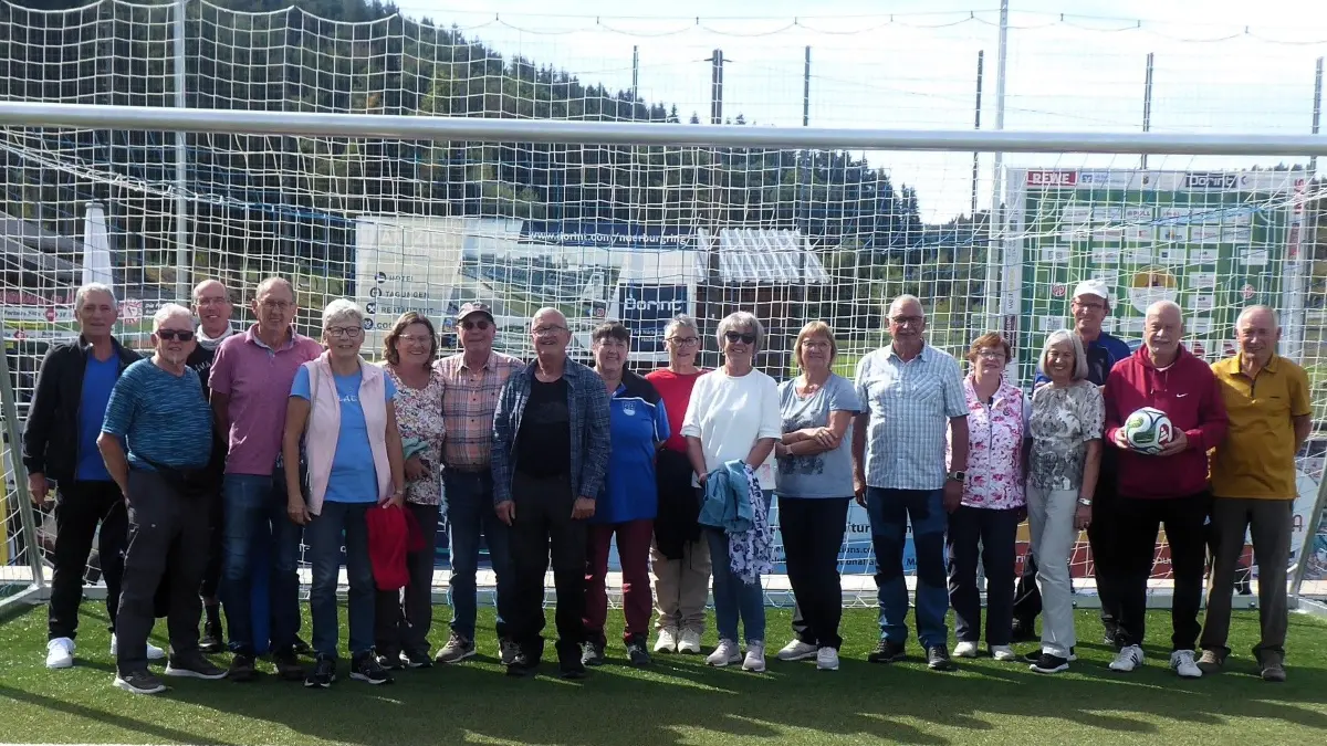 Auf dem Sportgelände in Adenau stellte sich die Gruppe zum Foto.