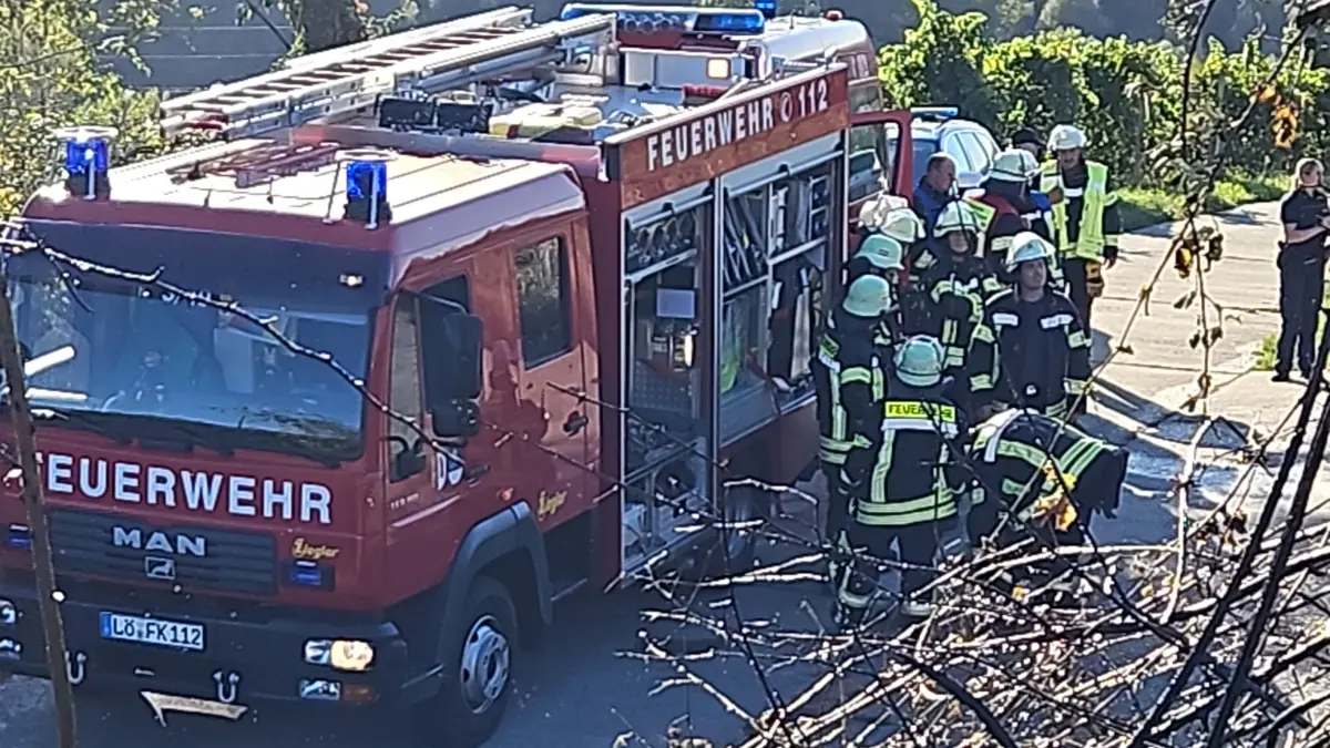 Die Feuerwehren mussten auch am Gefälle der Böschung löschen.