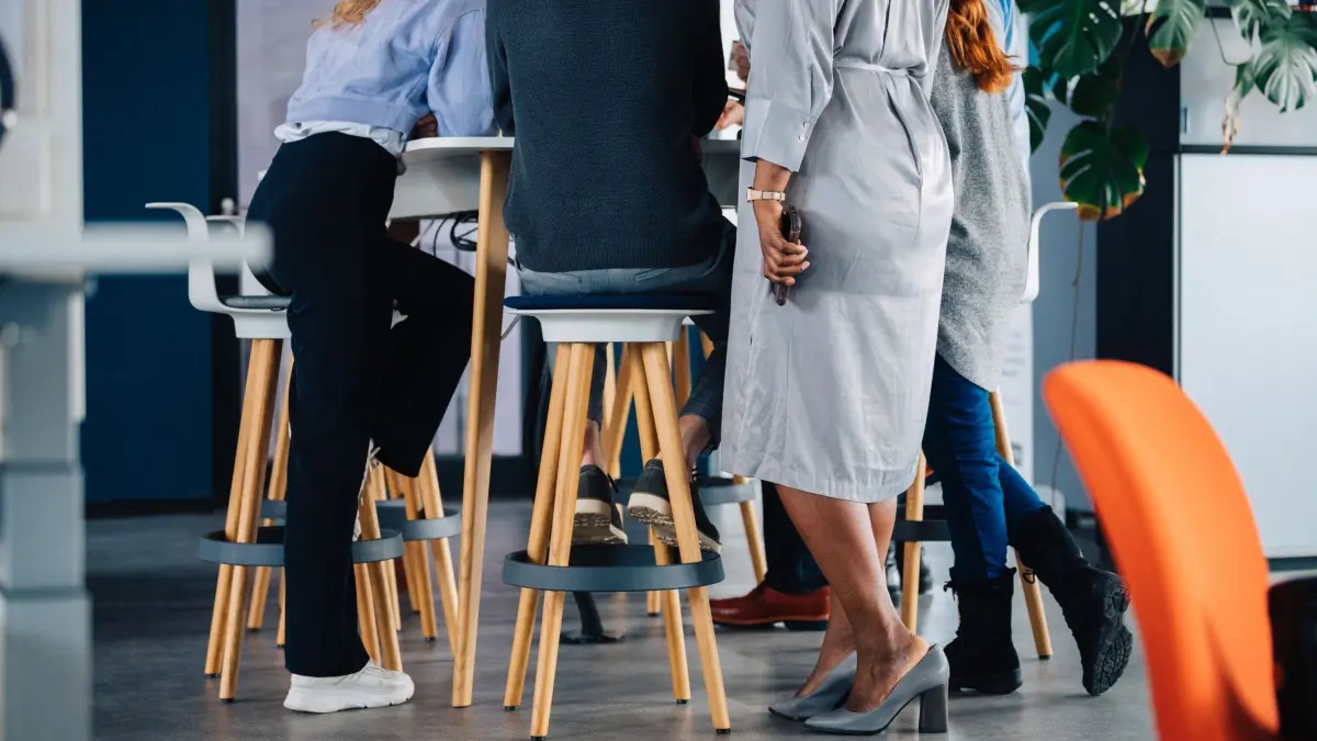 Kollegen unterhalten sich gemeinsam in einem Büro: ILLUSTRATION - «Finden Sie erst mal heraus: 'Wo passiert was?'", rät die Beraterin für berufliche Neuorientierung Sabine Votteler. (zu dpa: «So erobern Sie den verdeckten Stellenmarkt») Foto: Zacharie Scheurer/dpa-tmn - Honorarfrei nur für Bezieher des dpa-Themendienstes +++ dpa-Themendienst +++